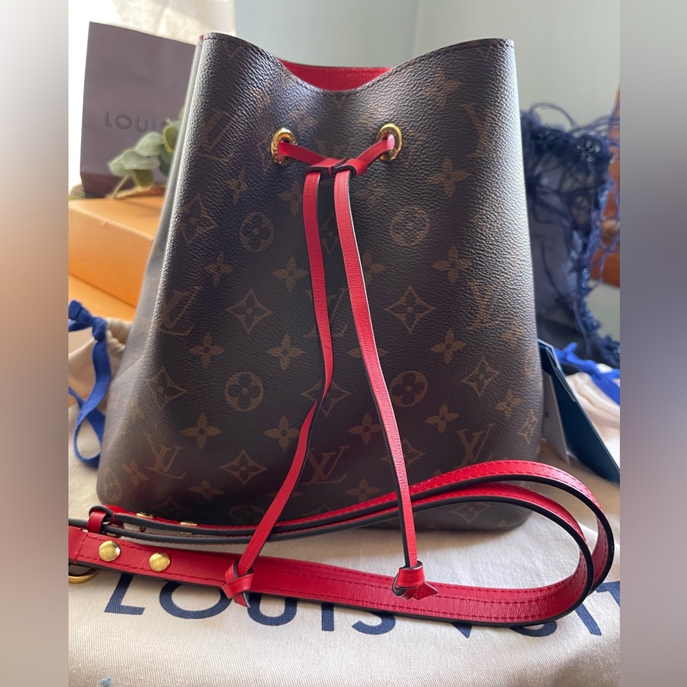 Like new Louis Vuitton NeoNoe Bucket Bag - authenticated w/ QR code.